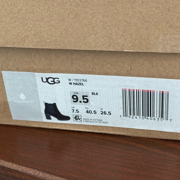 UGG Heeled Chelsea Boot - Picture 8 of 8